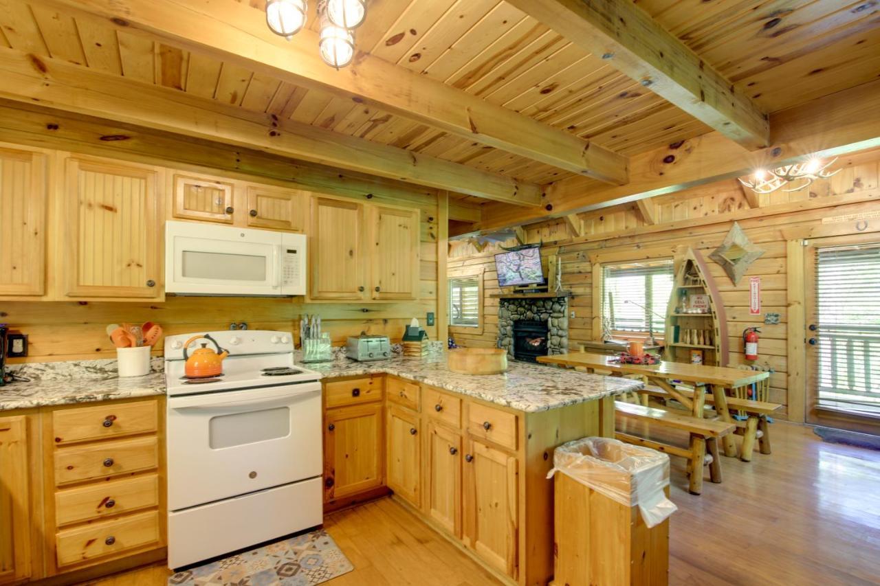 Gatlinburg Family Cabin With Private Hot Tub And Deck!ヴィラ エクステリア 写真